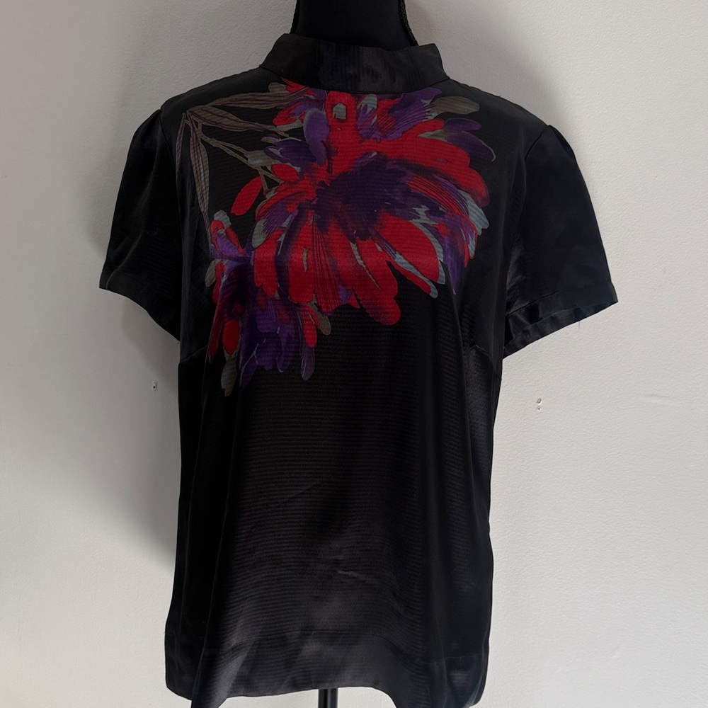 Apostrophe size large Black Floral Short-Sleeve Women's Top
